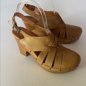 Korks by Kork Ease Platform Clogs Sandals in Washed Tan Buckle Studs Size 7